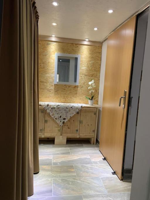 Schoene Moderne & Rustikale Einliegerwohnung Mit Kueche ชรัมแบร์ก ภายนอก รูปภาพ